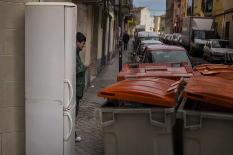 Geri dönüşüm dersi: Buzdolabını doğanın ortasına atan adama hem para hem de geri taşıma cezası verildi